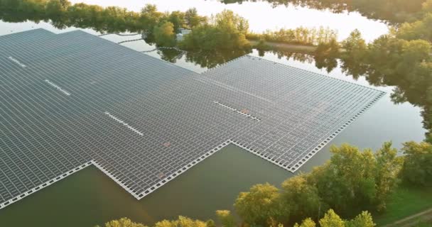 Paysage panorama vue de la plate-forme de panneaux solaires flottants sur le lac — Video