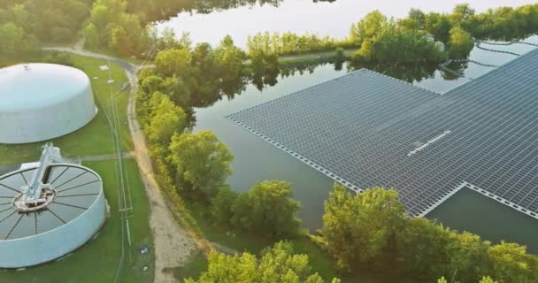 Luchtfoto van de hernieuwbare alternatieve energie met zonnecelplatformsysteem aan het meer — Stockvideo