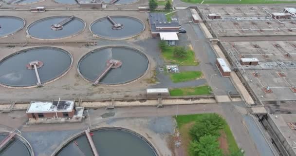 Vista aérea en planta de tratamiento de aguas residuales, filtración de aguas residuales sucias — Vídeos de Stock