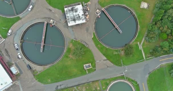 Complexo de estações de limpeza de esgoto em estação de tratamento de água a partir de uma vista superior acima — Vídeo de Stock