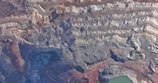 Majestosa paisagem de montanhas enevoadas com pedreira de pedra, indústria de minas — Vídeo de Stock