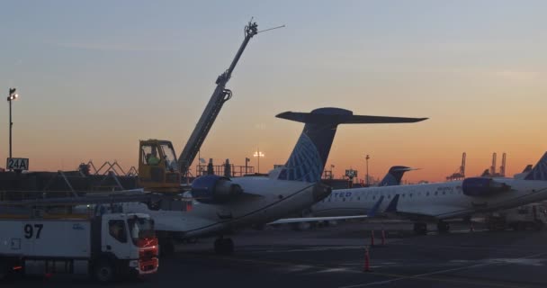 Segurança de voo com pessoal aeroportuário a preparar o avião para o voo que imobiliza a asa da aeronave no Inverno — Vídeo de Stock