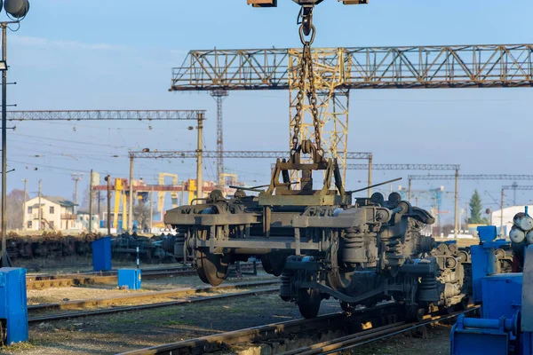 Riparazioni Manutenzione Principale Nel Deposito Ferroviario Con Gru Industriale Che — Foto Stock