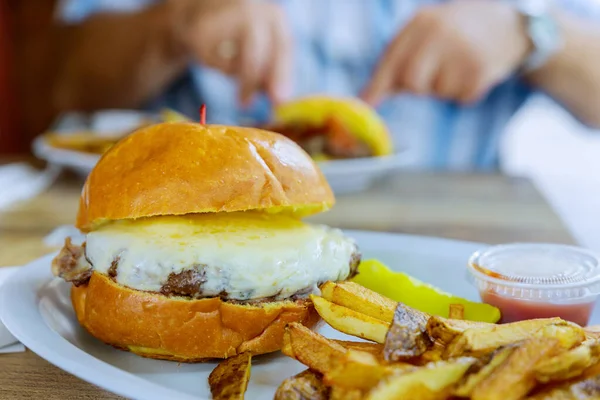 Hambúrguer Americano Suculento Com Queijo Batatas Fritas Uma Mesa — Fotografia de Stock