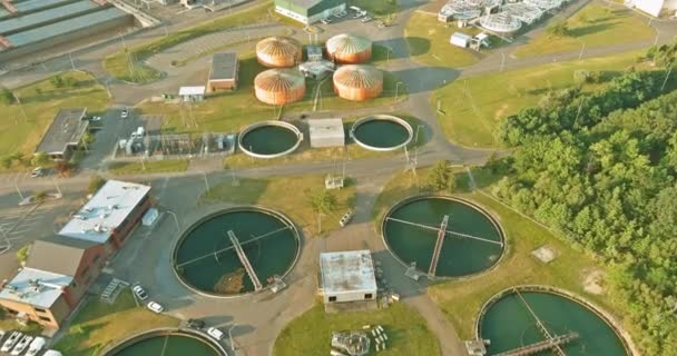 Panoramisch uitzicht vanuit de lucht op ronde sedimentatietanks met waterzuiveringsinstallaties — Stockvideo