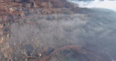 Taş ocağı sökülen taşlarla birlikte sabah sisi.