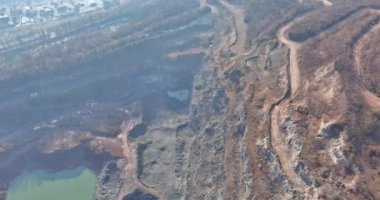 Sisli manzara açık çukur taşı çıkarımı kanyonda koyu yeşil göl ve sabah sisli dağ zirveleri