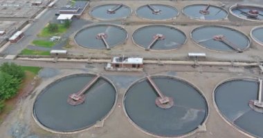 Su arıtma çemberindeki kanalizasyon arıtma tesisi.