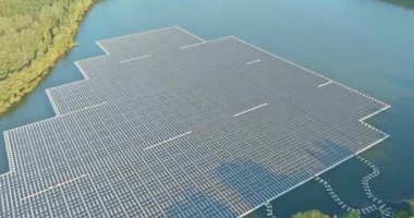 Yüzen güneş enerjisi panelleri manzaralı bir göl manzarası üzerinde