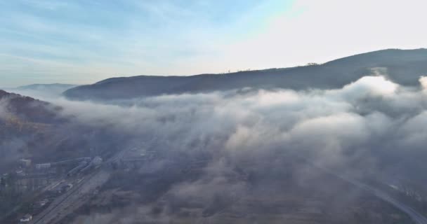 ทิวทัศน์ธรรมชาติที่น่าตื่นตาตื่นใจภูเขาภายใต้หมอกในตอนเช้า — วีดีโอสต็อก