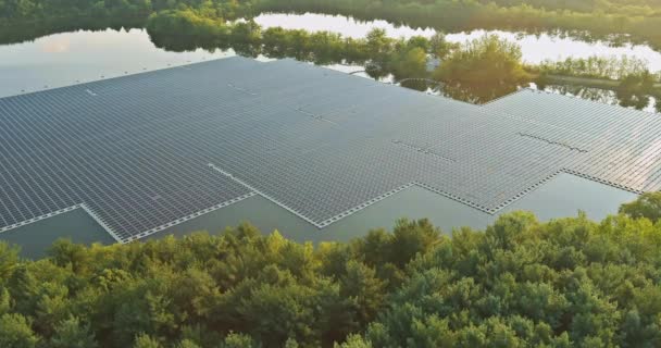 Panorama ver a energia ecológica amigável com sistema de plataforma de células solares no lago — Vídeo de Stock