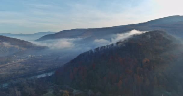 Panoramisch van de herfst natuurlijk berglandschap het fantastische landschap met ochtendmist in het bos — Stockvideo