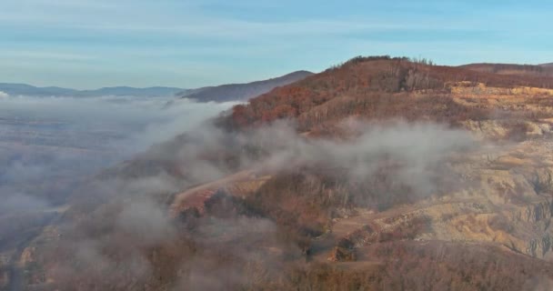 Malerische herbstliche Berglandschaft der frostige Morgenwald — Stockvideo