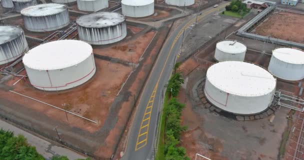 Vista aérea refinaria de petróleo fábrica de petróleo bruto armazenamento industrial — Vídeo de Stock