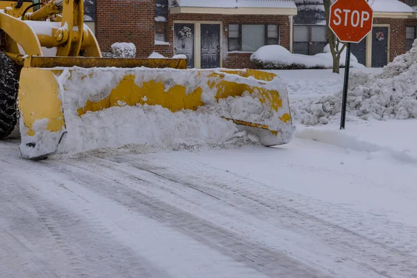 Gemeentelijke Dienst Trekker Verwijderen Van Sneeuw Straat Zware Sneeuwval — Stockfoto