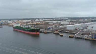 Hava manzaralı kargo tanker gemisi, petrol nakli sırasında petrol gemisi operasyonu