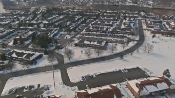 Um belo dia de inverno, uma vista do panorama feito com o drone, uma vista ensolarada das casas — Vídeo de Stock