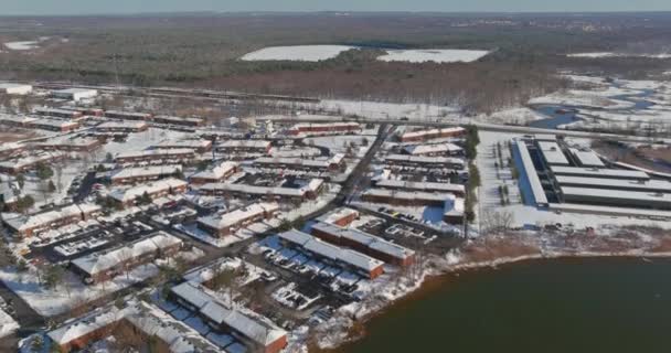 雪に覆われた小さなアパートの複雑な中庭の屋根の家の冬の景色 — ストック動画