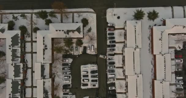 Krajobraz z wysokości ulicy z domami pokryte śniegiem budynki, — Wideo stockowe