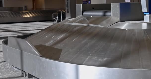 Bagagevagnskarusell med på bagagebälte på flygplatsen — Stockvideo