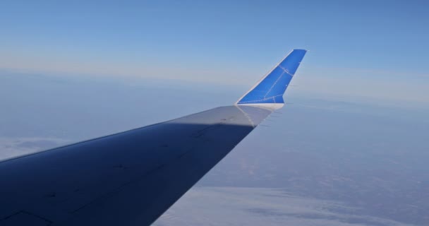 在云层上空飞行时的高空翼飞机 — 图库视频影像