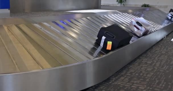 Bagage pick-up carrousel op de luchthaven — Stockvideo