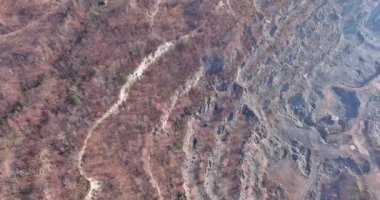 Çalışan maden makineleri olan madencilik endüstrisi ocağı