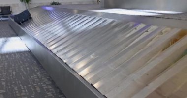 Havaalanındaki bagaj teslim yerinde bavul ya da bavul.