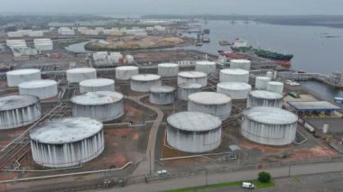 Sanayi bölgesinden hava manzaralı petrol rafineri fabrikası petrokimyasal endüstriyel rafineri fabrikası petrol depolama tankı