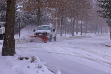 Şiddetli kar yağışı sonrası kar temizleyen belediye hizmetleri.