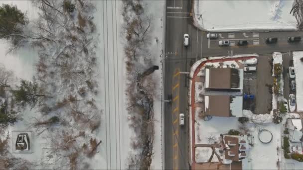 雪に覆われた屋根の小さなアメリカの町の道路と空中ビュー — ストック動画