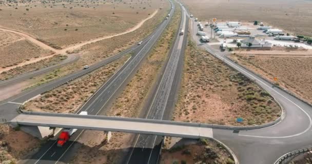 Vista aérea del gran parque de automóviles y camiones para la infraestructura de carreteras de área de descanso de carreteras cerca de la ruta interestatal del desierto en Estados Unidos — Vídeos de Stock