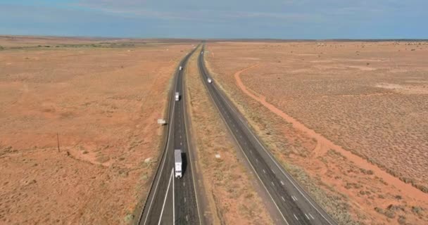 新墨西哥州沙漠中的一条公路上方，在州际公路上 — 图库视频影像
