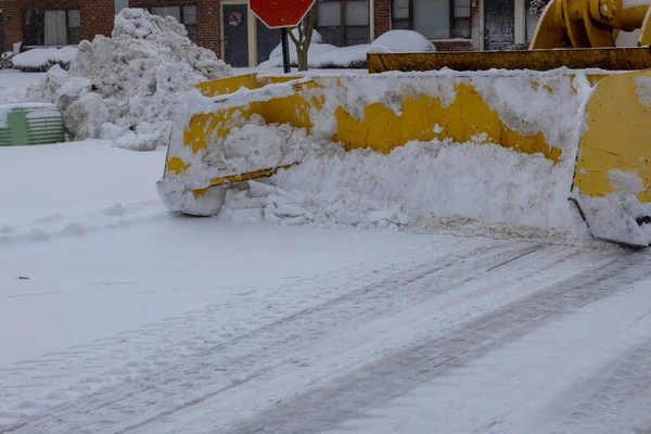 市道路养护工作在冬季雪犁拖拉机除雪后街道上的积雪 — 图库照片