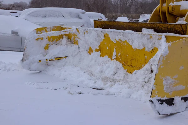 大雪过后 冬季市政拖拉机在道路上的雪地上清理街道 — 图库照片