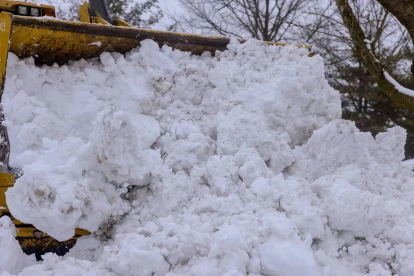 Żółty Ciągnik Czyści Drogę Śniegu Zimowej Burzy Śnieżnej — Zdjęcie stockowe
