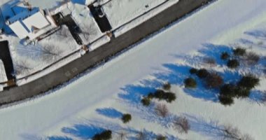 Güzel karla kaplı şehir caddesi, ABD 'de apartmanı olan evler.