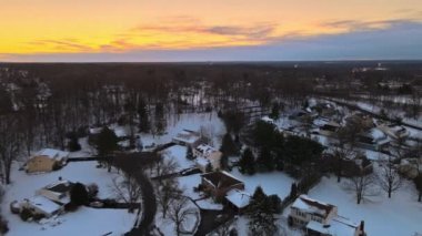Küçük bir kasabadaki hava manzarası, kar yağdıktan sonra evin karla kaplı çatısı.