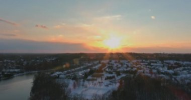 Beyaz karla kaplı çatıları olan karlı bir kış günü.