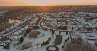 Kar yağdıktan sonra bir evin çatısı karla kaplı.