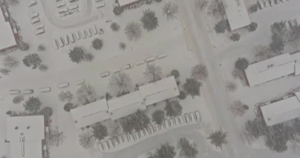 Ville américaine petit complexe d'appartements d'un hiver neigeux sur les flocons de neige en hiver — Video