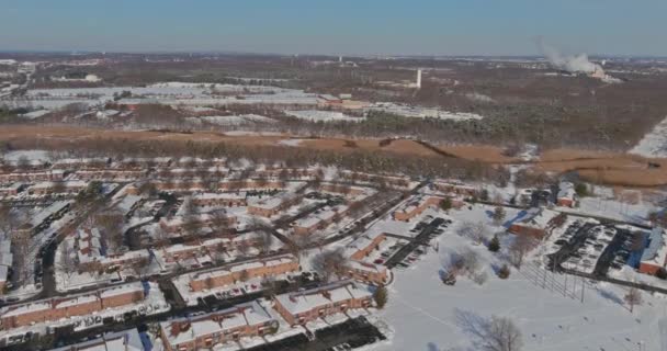 Inverno paesaggio bianco piccola città nelle case complesso zona coperta di neve — Video Stock