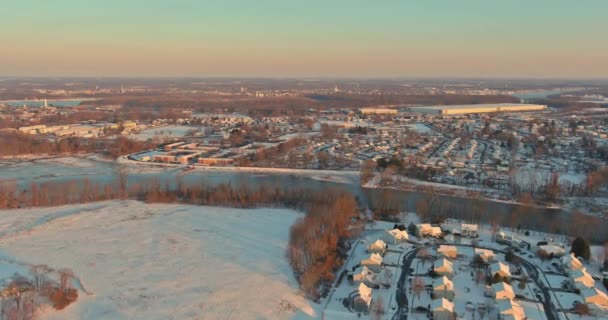 Μια τέλεια γειτονιά σπίτια στο προάστιο το χειμώνα στη Βόρεια Αμερική σπίτια καλύπτονται ωραίο χιόνι — Αρχείο Βίντεο