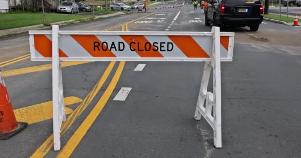 Červená a bílá pouliční bariéra na prázdné silnici Uzavřená silnice překážkami blokující přístup — Stock video