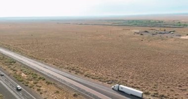 Ağır kamyonlar için en iyi hava manzaralı araba parkı New Mexico çölündeki otoban kenarında mola veriyor.