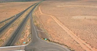 ABD 'de çölde asfalt yol kenarının en üst görüntüsü, hava manzarası