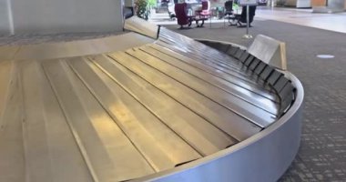 Havaalanındaki bavullar uluslararası turistler havaalanı bekleme alanında seyahat ederken, bavullara odaklan.