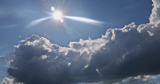 Cumulus wolkenlandschap blauwe hemel en witte wolk zonnige dag. — Stockvideo