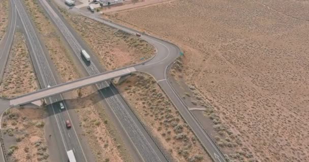 Vista superior aérea parada de caminhão de estacionamento na área de descanso da estrada perto da estrada interestadual do deserto do Novo México, nos Estados Unidos — Vídeo de Stock