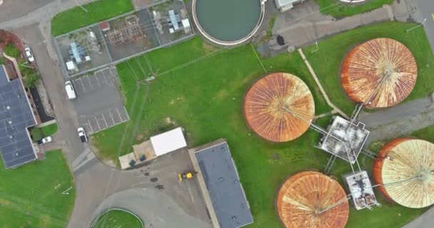 Vista panorámica aérea de tanques de sedimentación redondos con instalaciones de tratamiento de aguas depuradoras — Vídeo de stock